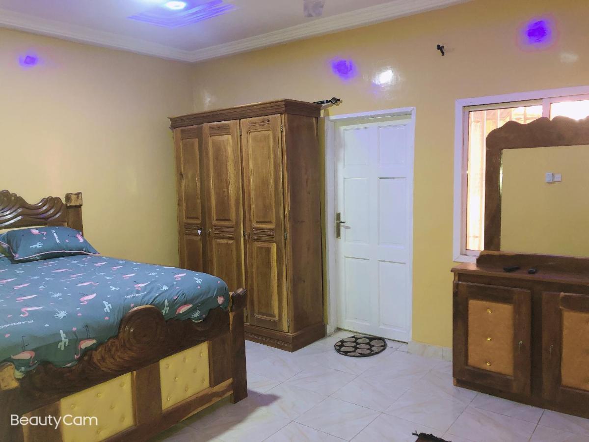 Awamuulamin Manneh Guest House Abuko المظهر الخارجي الصورة