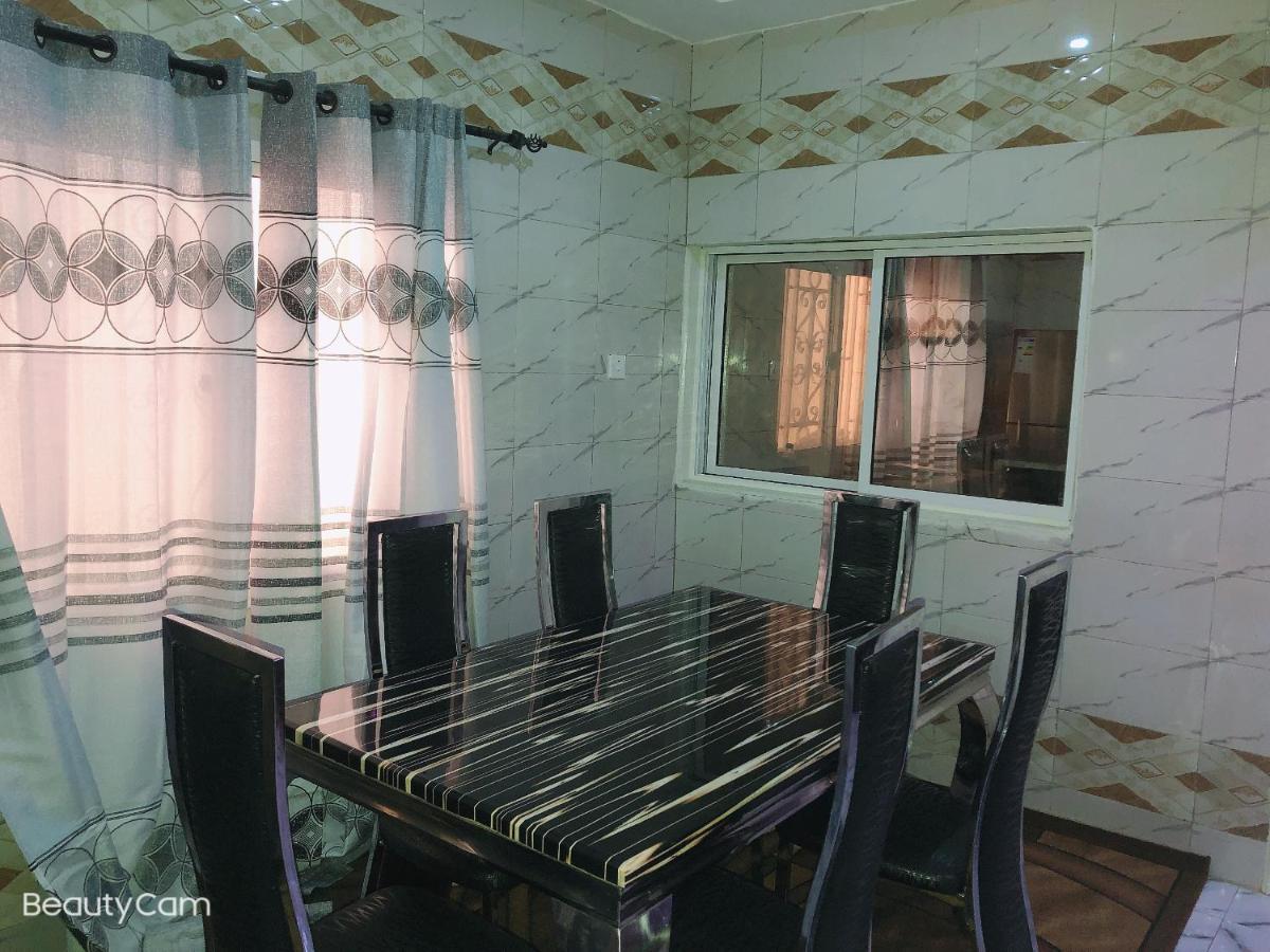 Awamuulamin Manneh Guest House Abuko المظهر الخارجي الصورة