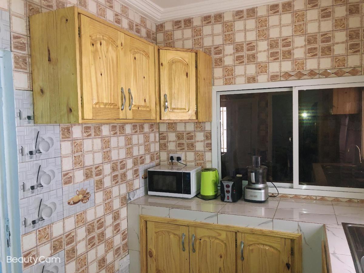 Awamuulamin Manneh Guest House Abuko المظهر الخارجي الصورة
